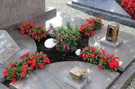 Hier eignen sich ganzjährige pflanzen, die mit wenig wasser und feuchtigkeit auskommen. Grabbepflanzung Sommer Pflegeleichte Grabgestaltung Mit 25 Bildern