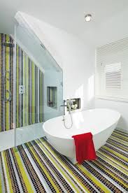 Bad Mosaik Fliesen Gestalten Streifen Boden Wand Glas Abtrennung Dusche Wanne Badgestaltung Architektur Innenarchitektur Tolle Badezimmer