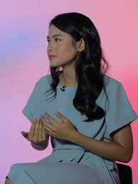 Di usianya yang baru menginjak dua puluh tahun, nada harus menerima keadaan di mana sang ibu sakit keras dan membutuhkan biaya pengobatan besar. Maudy Ayunda Wikiwand
