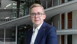 Von malottki hat derweil über 10.000 euro spenden gesammelt. Heute Bei Phoenix Philipp Amthor Und Der Lobby Sumpf Digital Fernsehen