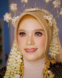 Anda pasti sudah pernah melihat bagaimana riasan pengantin jawa yang tegas namun kalem dalam waktu yang bersamaan. Pengantin Jawa Hijab Syaqina Muslim Bride Facebook
