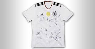 Um ihnen als kunde die wahl des perfekten produkts minimal adidas abzunehmen, haben unsere produkttester außerdem unseren. Brandaktuelles Dfb Trikot Signiert Von Nationalmannschaft