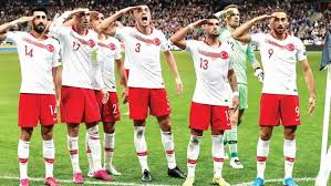 A milli takım teknik direktörü şenol güneş, 24 mart'ta hollanda ile yapılacak maç öncesinde çağırdığı aday kadrodan ilk 11 tercihini belirledi. A Milli Futbol Takimi Hollanda Karsisinda Ilk 11 Ler Aciklandi Tamga Turk