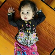 Kebaya orked kebaya pendek dengan potongan ala2 kebaya kota bharu.pasti ayu si gadis genit menggayakannya.material cotton berkualiti.kain wa sy 0122644564.stok sgt limited ye mommies! Apakah Jenis Sulaman Yang Digunakan Bagi Menghasilkan Corak Pada Hujung Baju Kebaya Nyonya