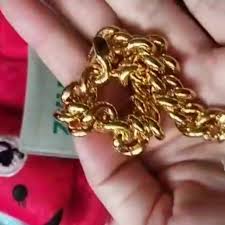 Tips membersihkan emas yang paling mudah adalah membersihkan emas dengan air hangat yang telah dicampur sabun cuci piring. Tahukah Anda Barang Kemas Zhulian Intan Haniza