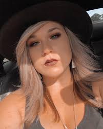 Julie Cribb's Instagram, Twitter & Facebook