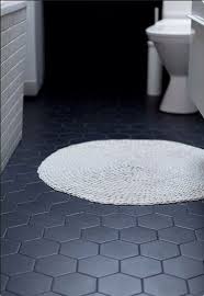 If you are looking for something in between a matching and contrasting grout color, try a neutral that is just a few shades off your tile color. Love The Tiles With Black Grout Tradisjonelt Bad Gulv Ideer Baderomsfliser