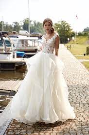 Hochwertige hochzeitskleider in großer auswahl an brautkleider brautjungfernkleider,blumenmädchenkleider und mehr modische hochzeitsmode. Prinzessinnen Brautkleider Mit A Linie Schleppe Spitze Tull Und Reifrock