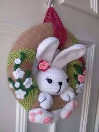 *otra idea para decorar tus canastas de conejo de pascua es usando papel crepe,son muchas las formas en que puedes decorar usa tu imaginación y para terminar de hacer tu canasta de conejo de pascua puedes hacer un moño con el mismo listón y pegarlas en cada una de las asas de tu canasta. Pin En Ganchillo