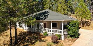 Contemporary Style And Comfort Meet In This Wonderful Home The Ideal Great Room Floor Plan Very Large Entertainer S Modern Appliances Great Rooms Large Baths