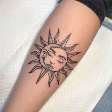 25 Sun And Moon Tattoo Design Ideas 25 Sun And Moon Tattoo Design Ideas Compasstattoo Design Flo In 2020 Tattoo Bedeutungen Sonne Mond Tattoos Halbmond Tattoo
