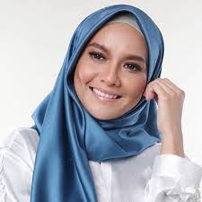 Terdahulu, pasangan itu bertunang pada mei 2017 selepas berkenalan selama dua tahun. Walau Dah Putus Tapi Tak Salah Berbaik Selepas Putus Tunang Remy Ishak Mula Muat Naik Foto