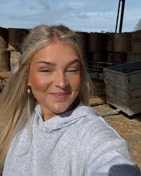 Anyone else team Harriet.. I wish her all the best in the future she's  shines a true believable farming life love her 😬