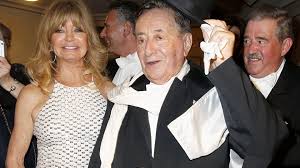 Richard lugner, sohn des 1943 in russland als hauptmann nach der kriegsgefangenschaft verschollenen rechtsanwaltes. Schreckschuss Richard Lugner Uber Mogliches Opernball Aus Promiflash De