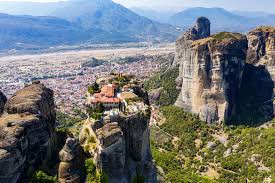 In a region of almost inaccessible sandstone peaks, monks settled on these 'columns of the sky' from the 11th century onwards. Meteora Kloster In Griechenland Unesco Welterbe Entdecken