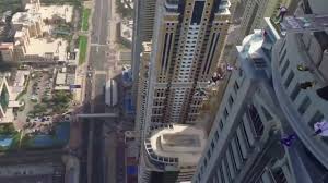 Cu o înălțime de 828 de metri, burj khalifa depășește, de departe, alte clădiri înalte de pe planetă (următoarea cea mai înaltă este shanghai tower, construită în 2015, și care are 632 de metri). Sarituri De Pe A Doua Cea Mai Inalta Cladire Din Dubai Youtube