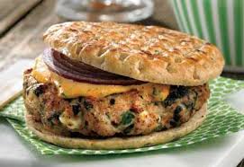 Recette De Hamburgers De Poulet Au Fromage Feta Et Aux Epinards Coup De Pouce Recipes Food Dinner Recipe Using Hamburger