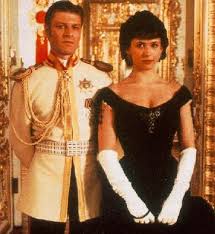 La vicenda è ambientata in russia nell'ottocento e ha come protagonista anna karenina(keira knightley), una donna intrappolata in un matrimonio infelice dal quale non può fuggire a causa delle severe e. Anna Karenina About The Casting