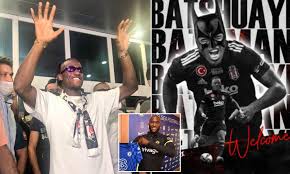 Het naamgebaar verwijst naar zijn kapsel en naar zijn bijnaam batman. W6wwy Ivwvd0gm