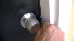 No keyholes, other side has a button you push to lock. Top 6 Ways How To Open A Lock Without A Key Protecht
