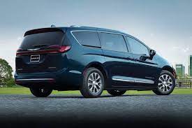 How many issues have been reported for each model year of the chrysler pacifica hybrid, and how many are major issues affecting the engine and powertrain? 2021 Chrysler Pacifica Hybrid Prices Reviews And Pictures Edmunds