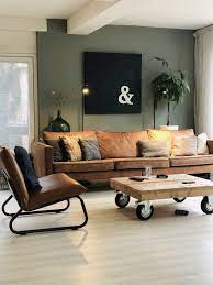 cognac kleurige bank met groene muur hausdekor wohnung wohnzimmer schlafzimmer einrichten living room theaters rustic living room living room inspiration