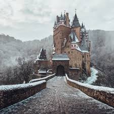 Winter Morning At Burg Eltz A Medieval Castle Between Koblenz And Trier Castelos Medievais Medieval