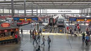 Kereta api kelas campuran di antaranya argo parahyangan dari bandung, argo cheribon dari pemalang, purwojaya fakultatif dari cilacap dan masih banyak layanan kereta api lainnya. Deretan Stasiun Kereta Api Termewah Dan Termegah Di Dunia