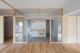 モダンなデザインの木製ガラス引戸 部屋を仕切るだけでなく 部屋を飾る役割も果たしています ミニマリストホーム 引き戸 リビング 住宅