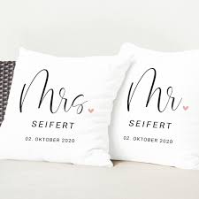 Da wir uns erst wenige wochen kannten und die einladung sehr spontan kam, war es recht schnell klar, dass man geld schenkte. Kissen Set Zur Hochzeit Nachname Personalisiert 40 40 Cm Geschenk Madison Online Shop