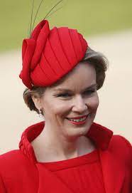 Mode Le Style Vestimentaire De La Reine Mathilde De Belgique Red Hats Red Hat Society Hats