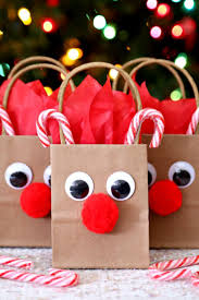Christmas gifts find christmas gifts for everyone on your list. Reindeer Gift Bags Eine Lustige Und Festliche Art Langweilige Geschenktuten Zu Dekorieren Ein Lustiges C Geschenke Freundin Fun Christmas Crafts Reindeer Gifts Christmas Diy