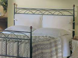 Testata letto matrimoniale in ferro battuto da fermare al muro laccata in stile antico color rame ossidato e foglia oro. Letto Magda Matrimoniale