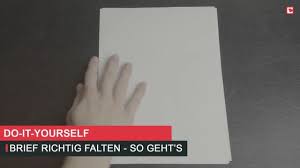 Denn zahlreiche falzkanten, diverse knicke oder hat der briefumschlag ein sichtfenster, muss der brief außerdem so gefaltet sein, dass sich die anschrift. Brief Richtig Falten So Geht S Ganz Einfach Chip
