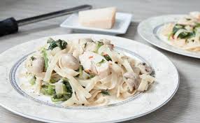 Thai Style Creamy Fettuccine With Chicken And Spinach Fettuccine Recipes Pasta Recipes Fettuccine