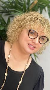 Curly hair is truly an art that requires a unique approach. For my lovely  client @mylifepanama we created foloyage effect using @moroccanoil_latam  Blond Voyage, which we then carefully blended with ...