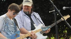 Renowned Appleton blues artist Chris Aaron dies