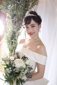 前髪のある花嫁さま必見 ウェディングドレスに似合う人気の前髪ヘアアレンジ ドレッシーズ プレ花嫁の似合うウェディングドレスの選び方 人気 種類 ウェディング ヘアスタイル 花嫁 髪型 アップ 花嫁 髪型