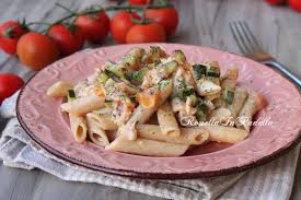 Nel frattempo preparaimo la crema di salmone rosa, quindi mettiamo in un frullatore, il salmone rosa in scatola al naturale, aggiungiamo il panetto di philadelphia, un filo di olio, qualche goccia di limone e mescoliamo tritutando il tutto. Pasta Con Salmone Zucchine E Philadelphia Primo Piatto Facile E Gustoso