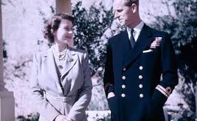 Il matrimonio della regina elisabetta d'inghilterra e del principe filippo di edimburgo celebrato nell'abbazia di westminster il 20 novembre 1947. Tre Giri Di Perle Il Segreto Del Look Della Regina Elisabetta