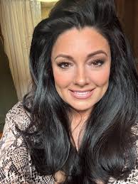 Can anyone recommend some good mascara that that makes your lashes look  full and long? Or some good magnetic false lashes? Thank you 😊.