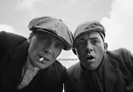 Heads or Tails? Tommy Shelby and Johnny Dogs, in 1919, Peaky Blinders,  series 01. #ThrowBackThursday Cara ou Coroa? Tommy Shelby e Johnny Dogs, em  1919, na 1a temporada de #PeakyBlinders. #TBT