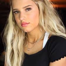 Caroline Burns's Instagram, Twitter & Facebook