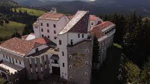 1 de rezultate pentru eticheta castel dracul pasul tihuta. Drone Footage Of Hotel Castel Dracula Pasul Tihuta Romania Youtube