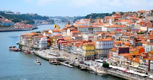 Porto, the second largest metropolitan area in portugal after lisbon, is located on the douro river where it flows into the atlantic.the city is home less than 240,000 people in the city center (about 2.4 million in the greater metropolitan area) and has a small city's feel and friendliness. 10 Dinge Die Sie Nie In Porto Sagen Sollten Idealista