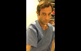 Orgulhoso, josé carlos pereira partilhou a novidade nas redes sociais com uma imagem com a bata vestida e o estetoscópio ao pescoço. Jose Carlos Pereira Acorda No Bloco Operatorio Nova Gente