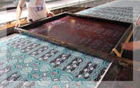Batik sablon atau batik printing adalah salah satu jenis hasil proses produksi batik yang teknis pembuatannya melalui proses sablon manual (seperti pembuatan spanduk / kaos), atau printing mesin pabrik. Batik Printing Batik Sablon Atau Handprinting Pilih Mana