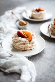 Pavlovas Aux Peches Roties Miel Pistaches Lilie Bakery Recette Alimentation Pavlova Culinaire