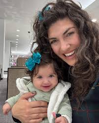 Sonrisas que curan el alma! 🤗 Ana Victoria, la hija de Amanda Miguel y  Diego Verdaguer, disfruta feliz de su maternidad. 💖🤩 📸 @soyanavictoria  #Celebrities