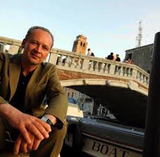 Der autor schirach ist bekannt geworden als verfasser von büchern, die angeblich authentische fälle nacherzählen, welche der verfasser als strafverteidiger erlebt zu haben behauptet. Krimi Tabu Stilvoller Weltschmerz Mit Ferdinand Von Schirach Welt